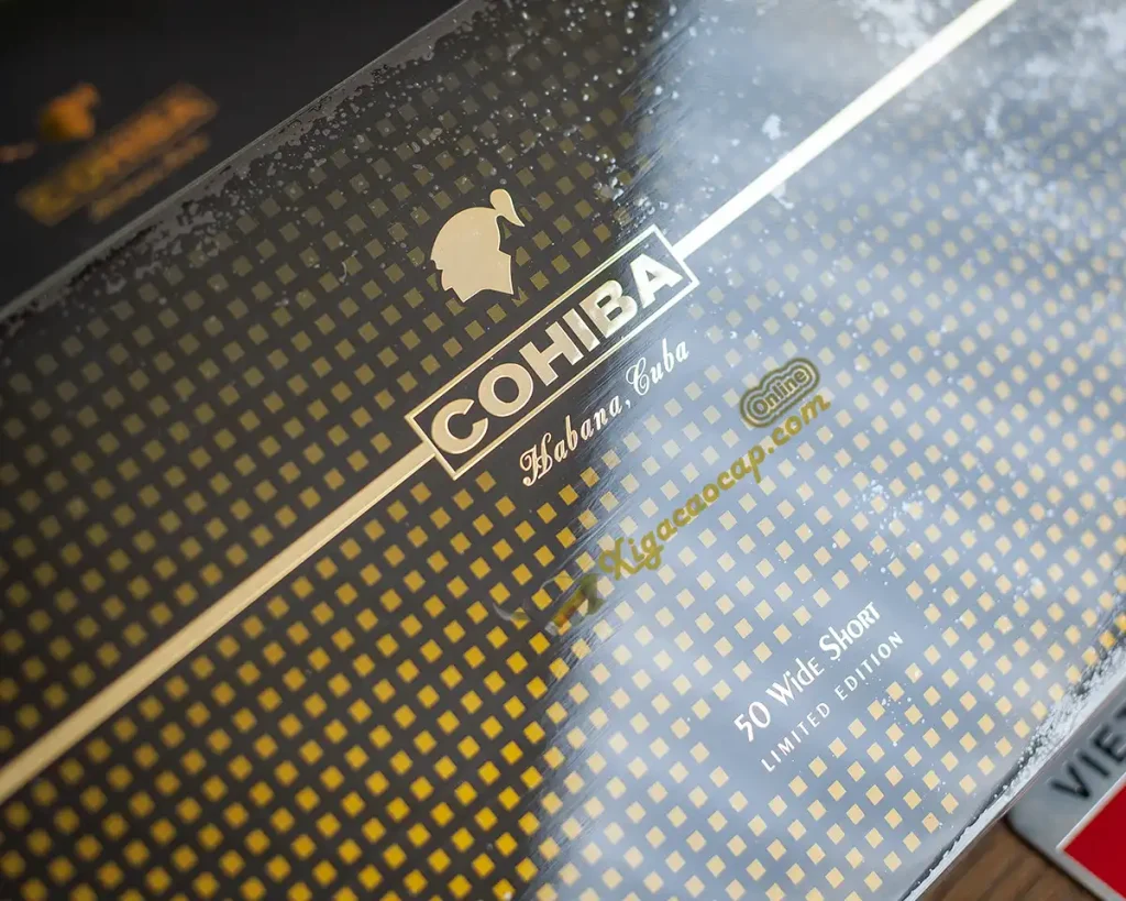 Cận cảnh logo Cohiba in sắc nét trên mặt hộp gỗ xì gà Limited 2024