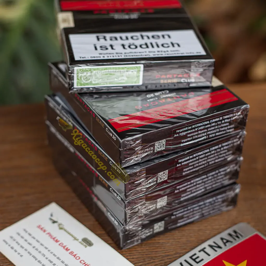 Cận cảnh góc hộp Xì Gà Mini Partagas Club với tem niêm phong chính hãng còn nguyên vẹn.