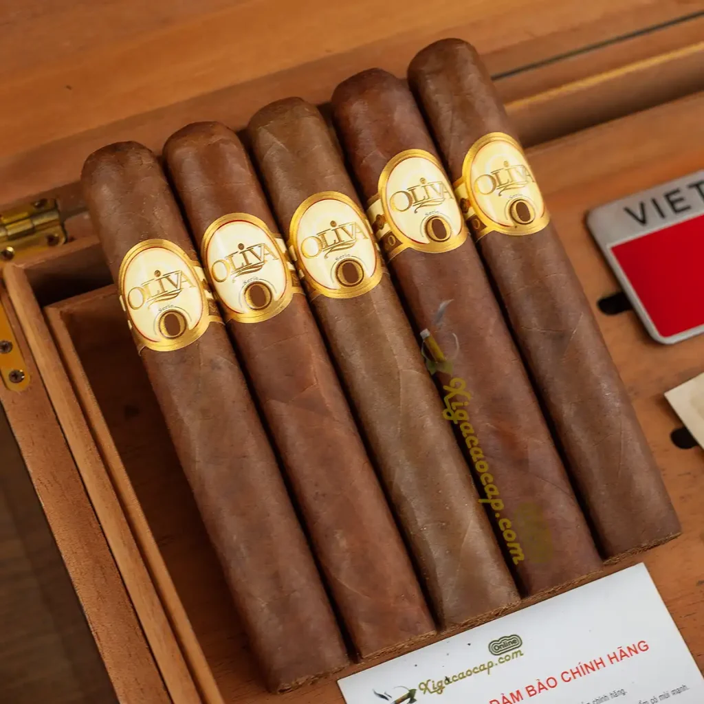 4 điếu xì gà Oliva Serie O Double Toro xếp cạnh nhau