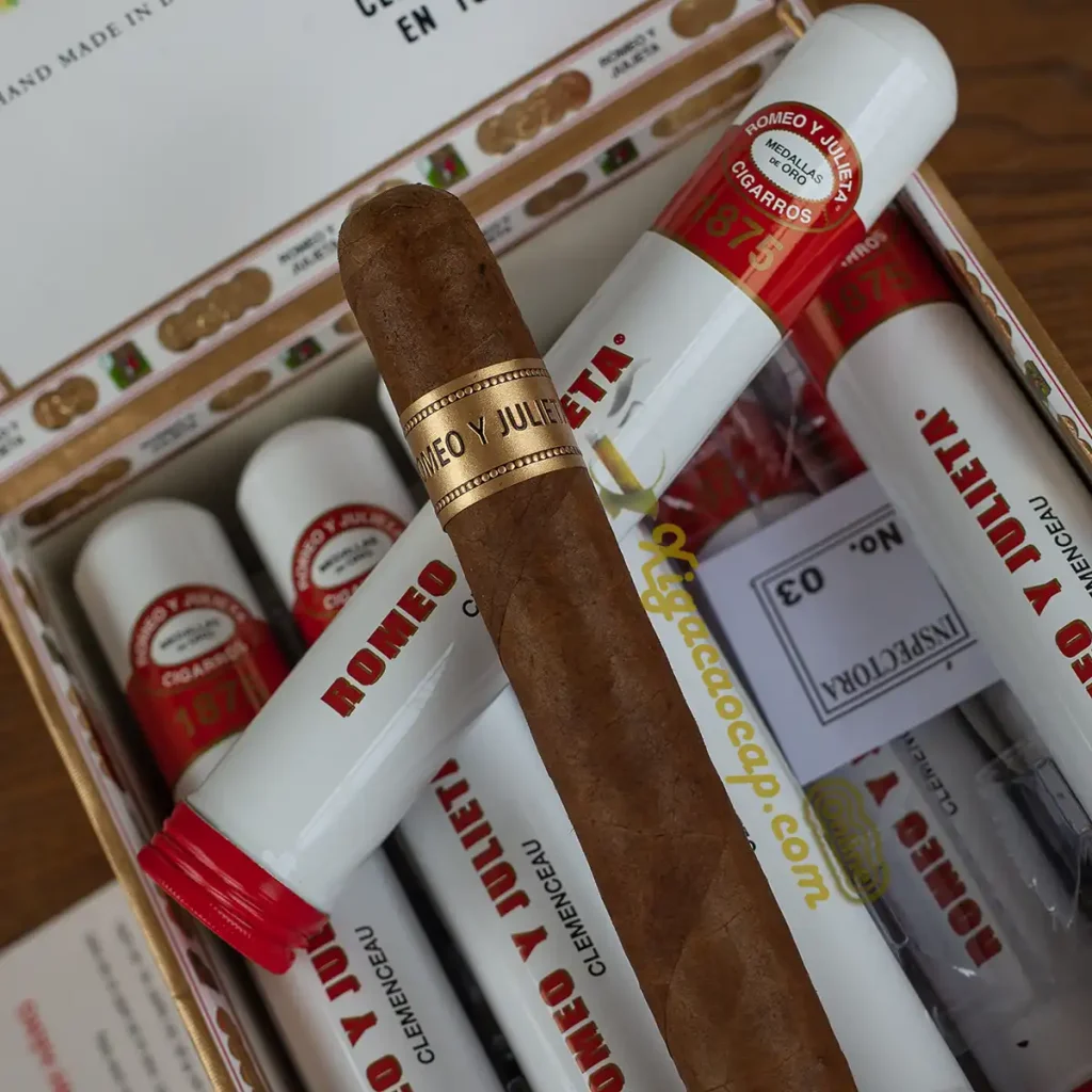 Điếu xì gà Romeo Y Julieta 1875 Clemenceau lấy ra từ ống nhôm Tubos