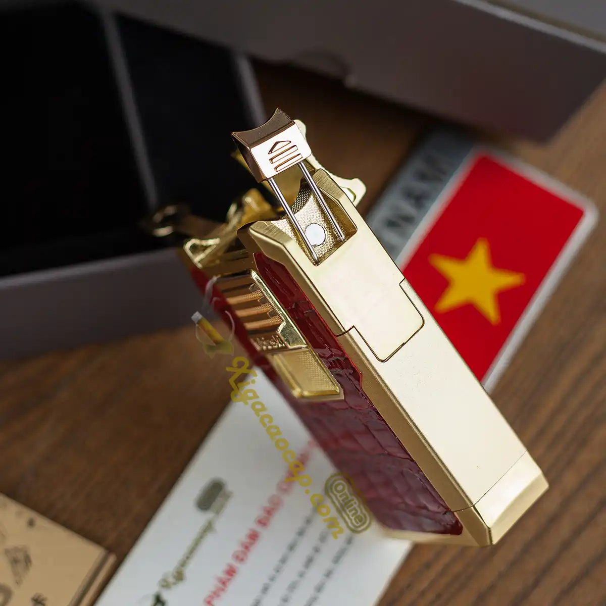 Kim châm giữ xì gà cuối điếu tích hợp trên bật lửa Lubinski G69