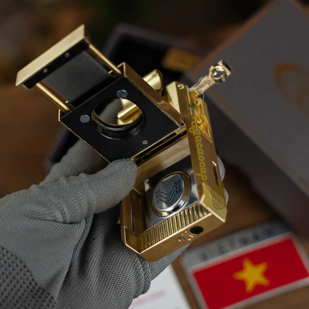 Cận cảnh thao tác mở dao cắt xì gà thẳng tích hợp trên thân bật lửa Lubinski G69