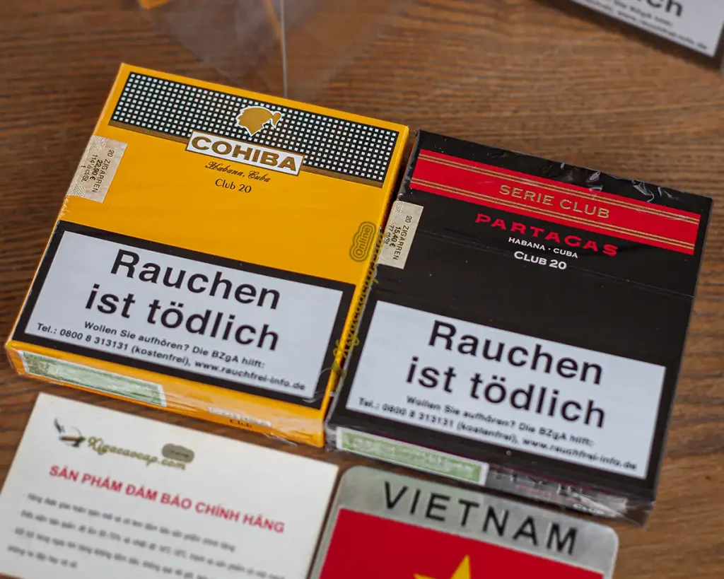 So sánh Xì Gà Mini Partagas Club 20 điếu và Cohiba Club 20 điếu Cuba chính hãng về thiết kế hộp, thương hiệu và kích thước thực tế.