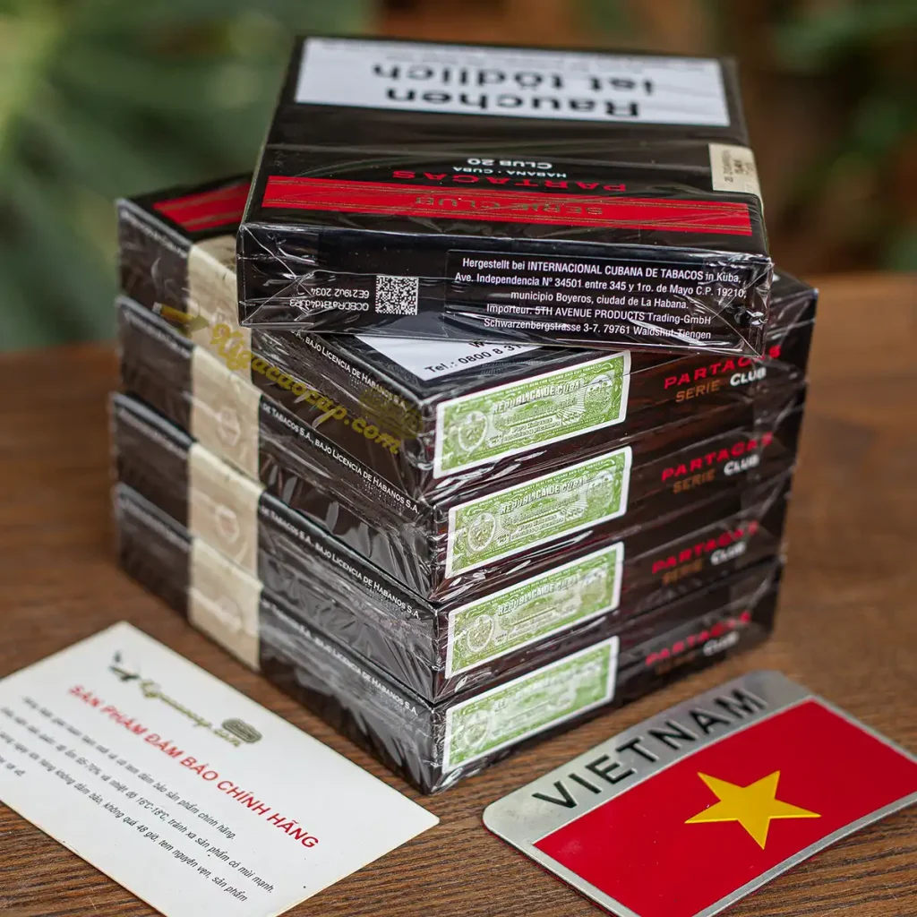 Tem bảo hành và tem Habanos trên hộp Xì Gà Mini Partagas Club Cuba chính hãng giúp nhận biết sản phẩm chính hãng.
