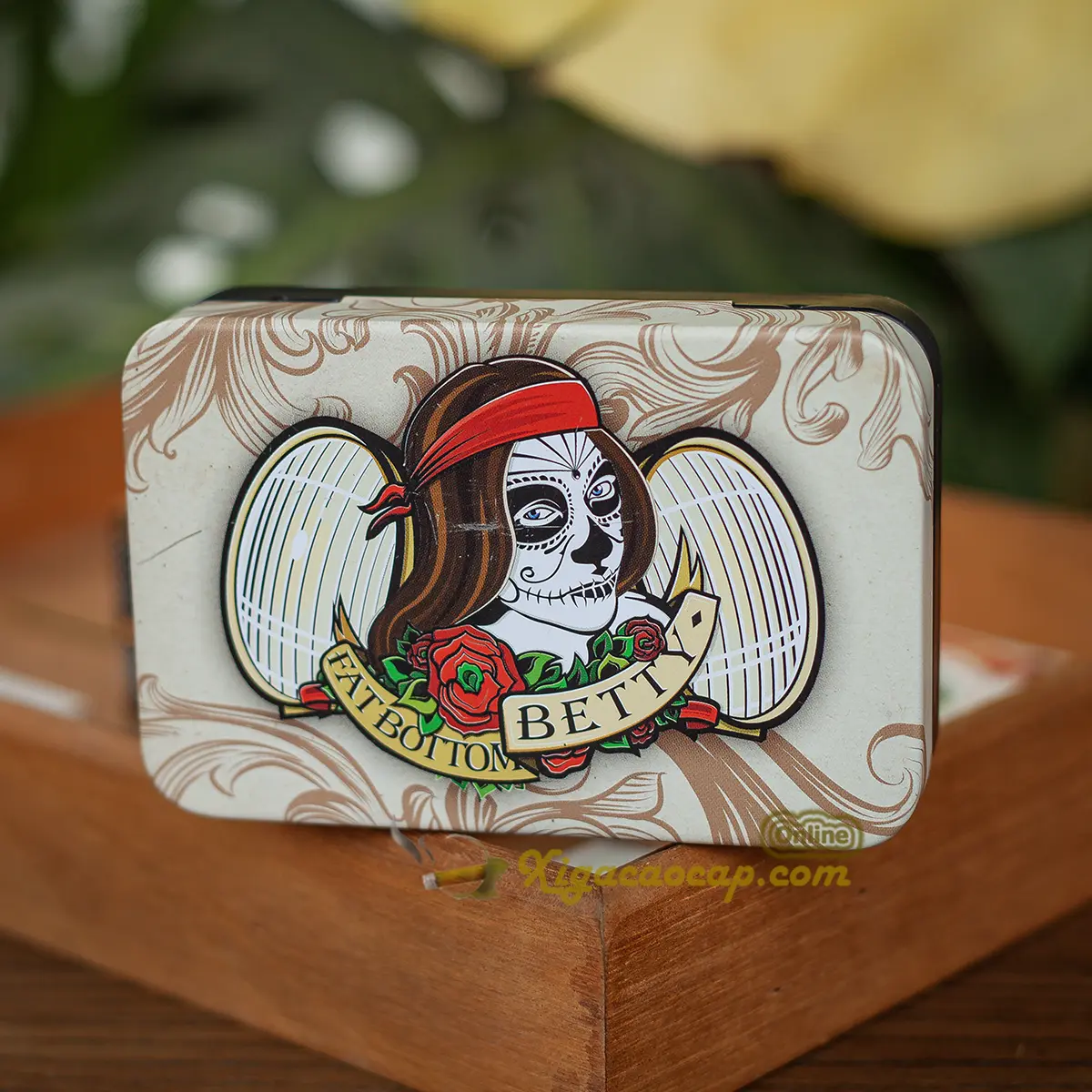 Vỏ hộp in hình độc quyền của dao cắt cigar Deadwood Fat Bottom Betty