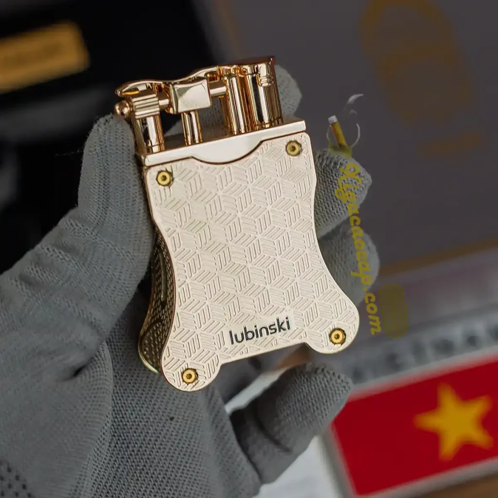 Trên tay bật lửa khò Lubinski G72 dáng uốn lượn công thái học ôm sát tay