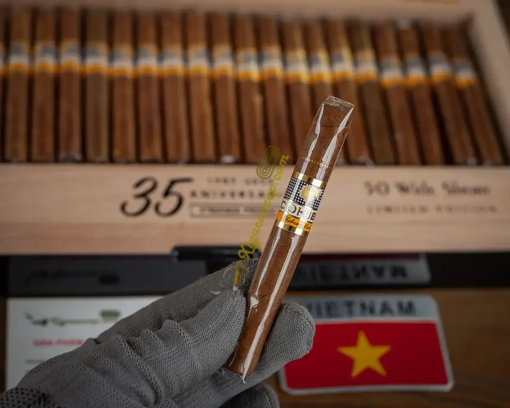 Trên tay điếu xì gà Cuba Cohiba Wide Short 50 chuẩn ring lớn đầy đặn