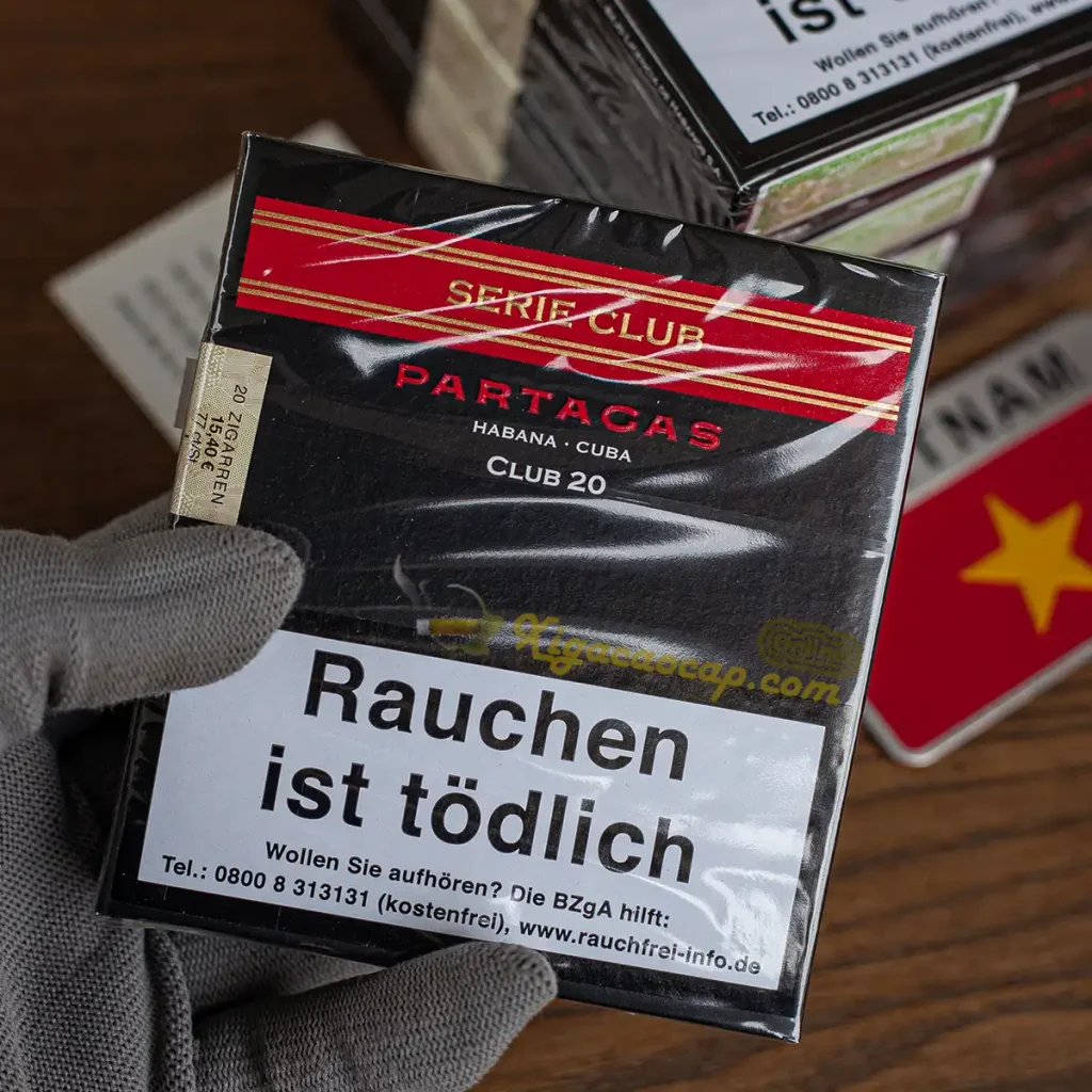 Hộp Xì Gà Mini Partagas Club 20 điếu cầm trên tay giúp người xem dễ hình dung kích thước thực tế của sản phẩm.