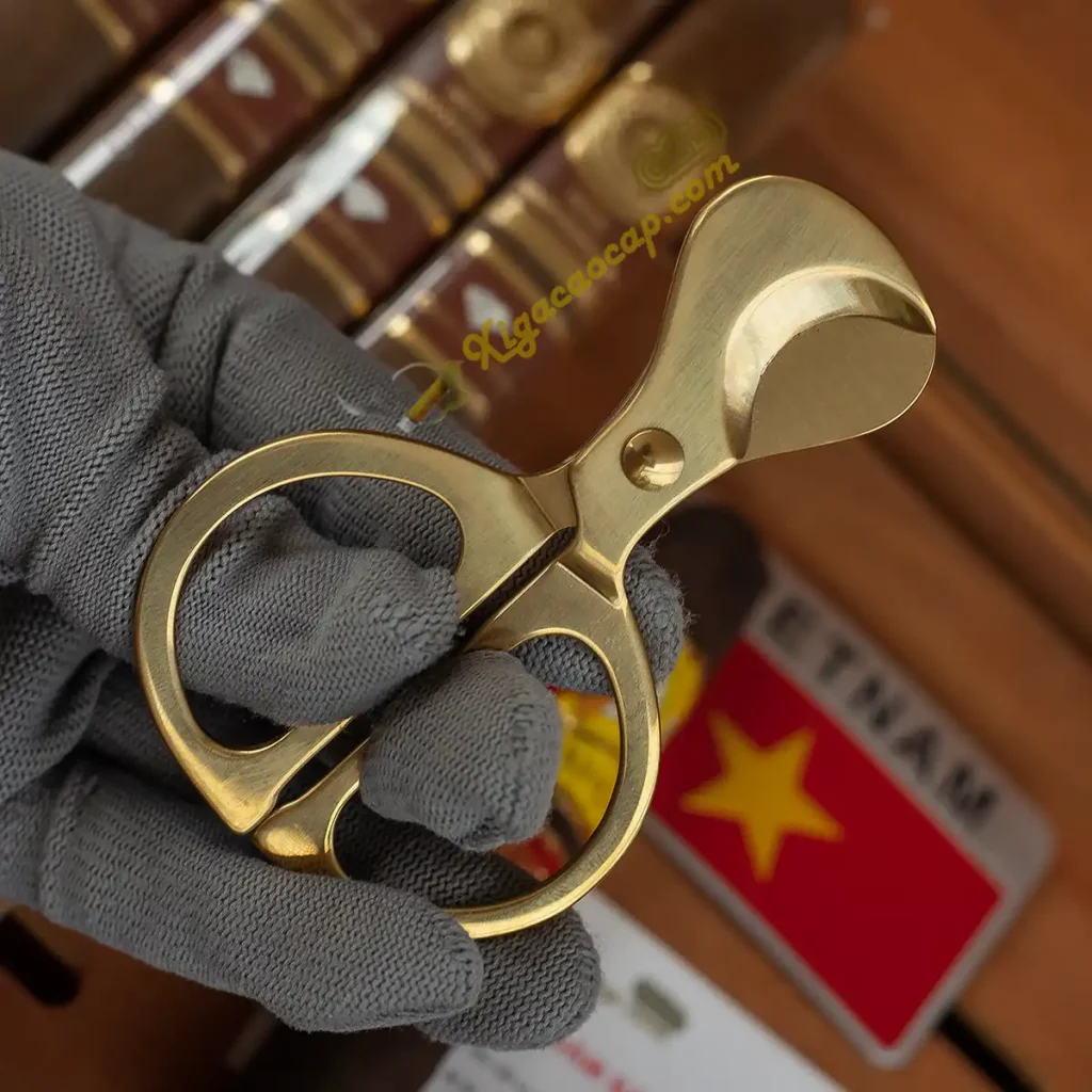 Trên tay thực tế kéo cắt cigar K6 mạ vàng gold nhỏ gọn bỏ túi tiện lợi.