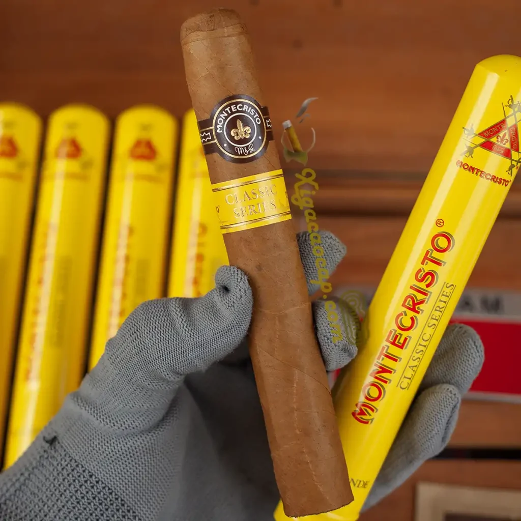 Trên tay điếu cigar Montecristo Classic El Conde chính hãng