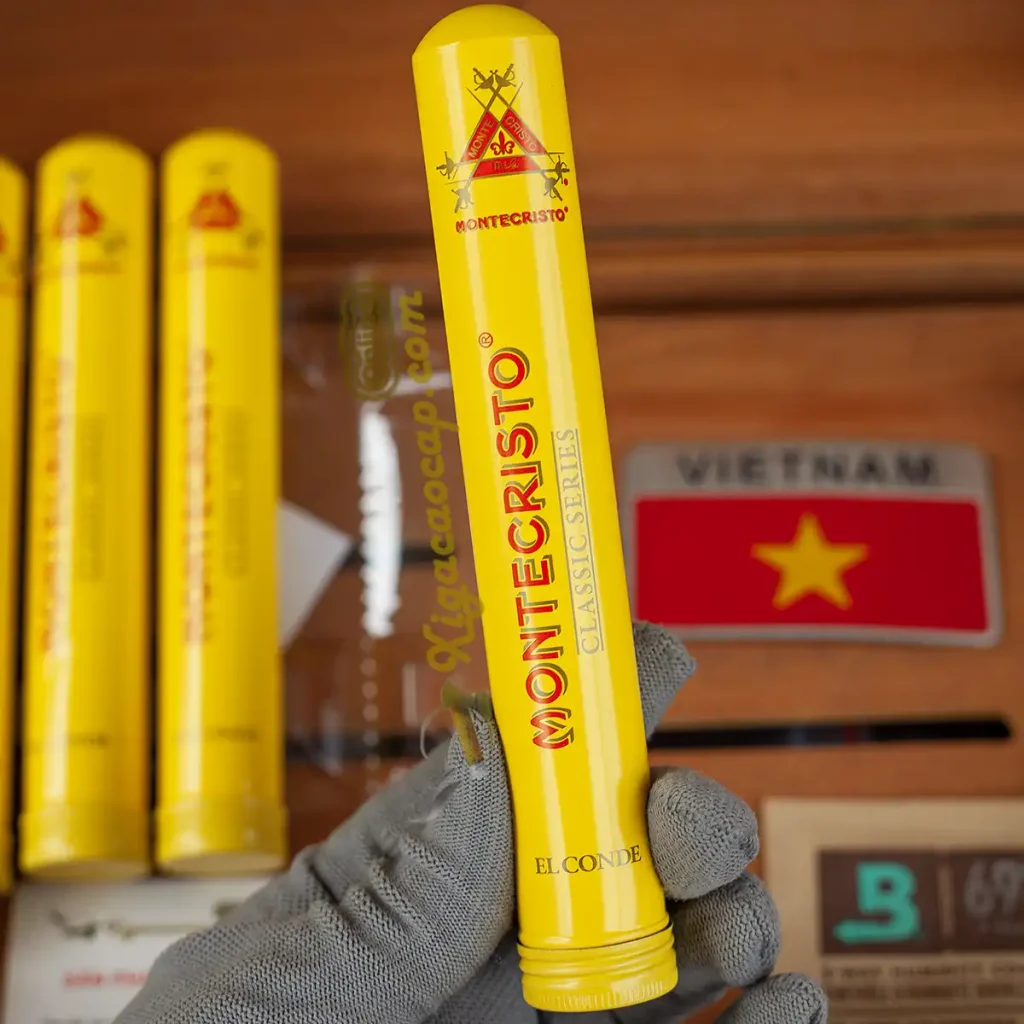 Trên tay ống nhôm Tubo cigar Montecristo Classic El Conde