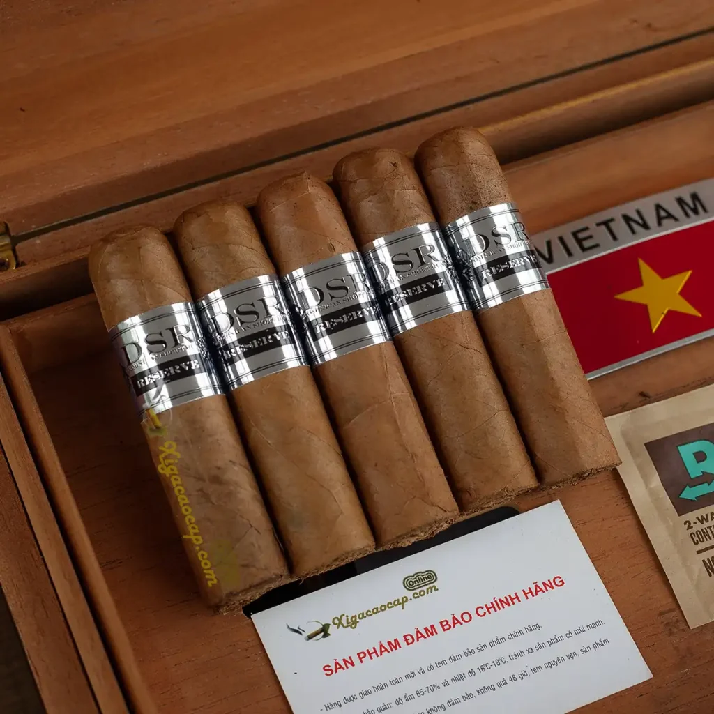 Bảo quản xì gà Dominican Short Run Reserve bên trong hộp giữ ẩm humidor gỗ tuyết tùng