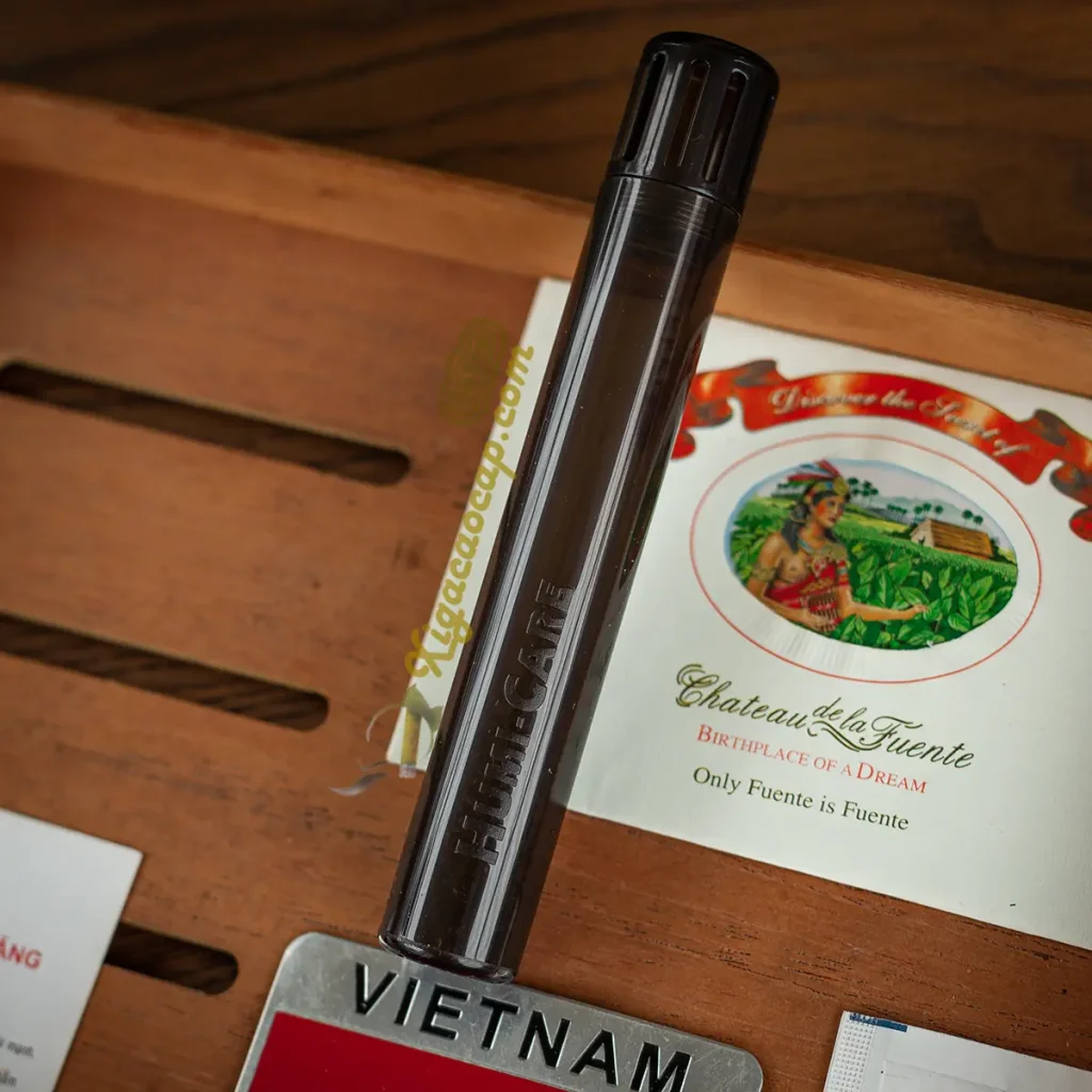 Thanh giữ ẩm Humi-Care Cigar Stick đặt gọn gàng trong hộp giữ ẩm xì gà