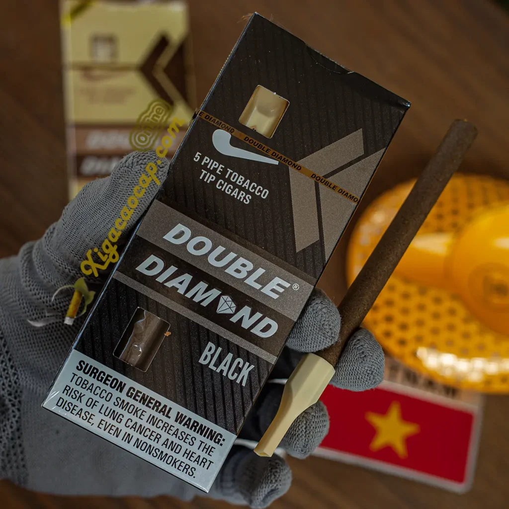 Trên tay bao xì gà Double Diamond Black 5 điếu và điếu đầu nhựa