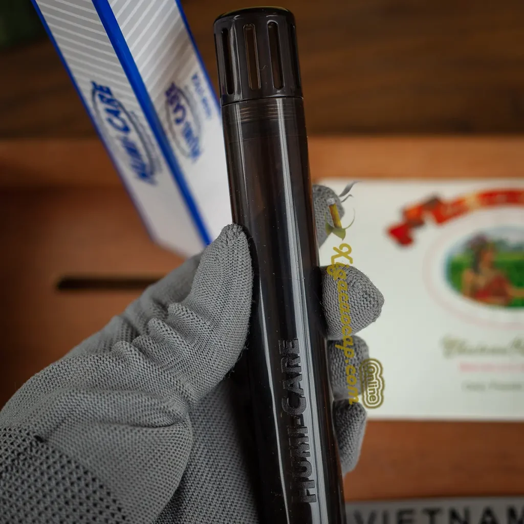 Trên tay thanh giữ ẩm Humi-Care Cigar Stick kích thước điếu xì gà