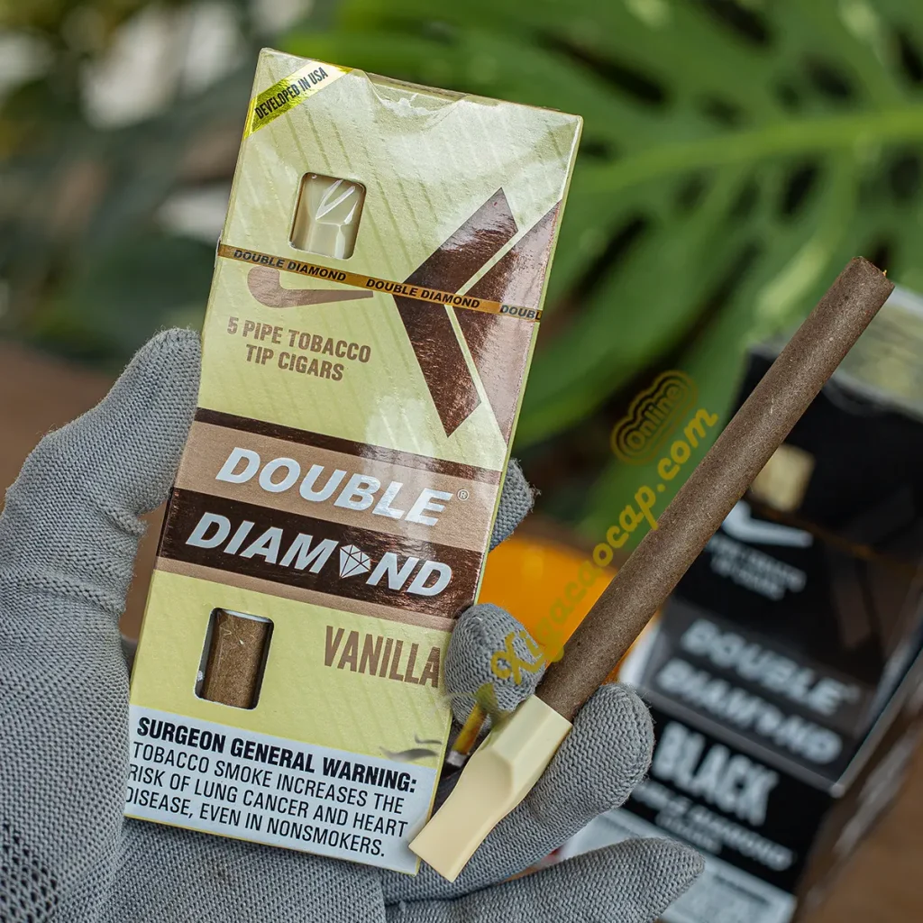 Trên tay bao xì gà Double Diamond Vanilla 5 điếu và điếu đầu lọc