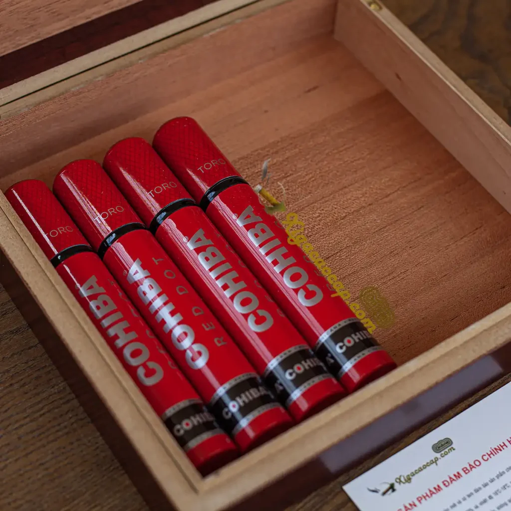 Bên trong hộp giữ ẩm xì gà Alec Bradley lót gỗ tuyết tùng chứa các ống xì gà bảo quản chuẩn độ ẩm