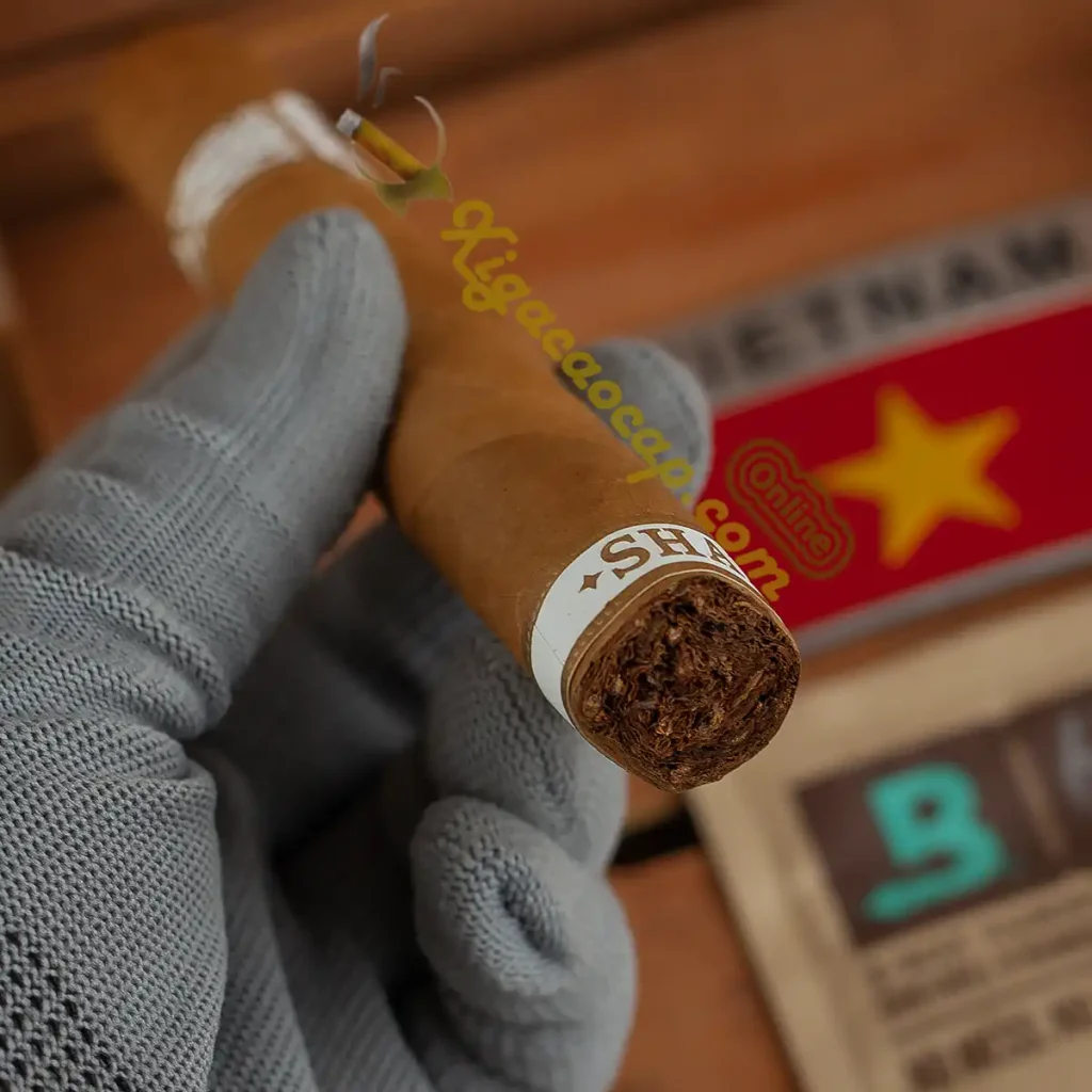 Cận cảnh chi tiết chân điếu và lá quấn Ecuador Connecticut của cigar Undercrown Shade Gran Toro