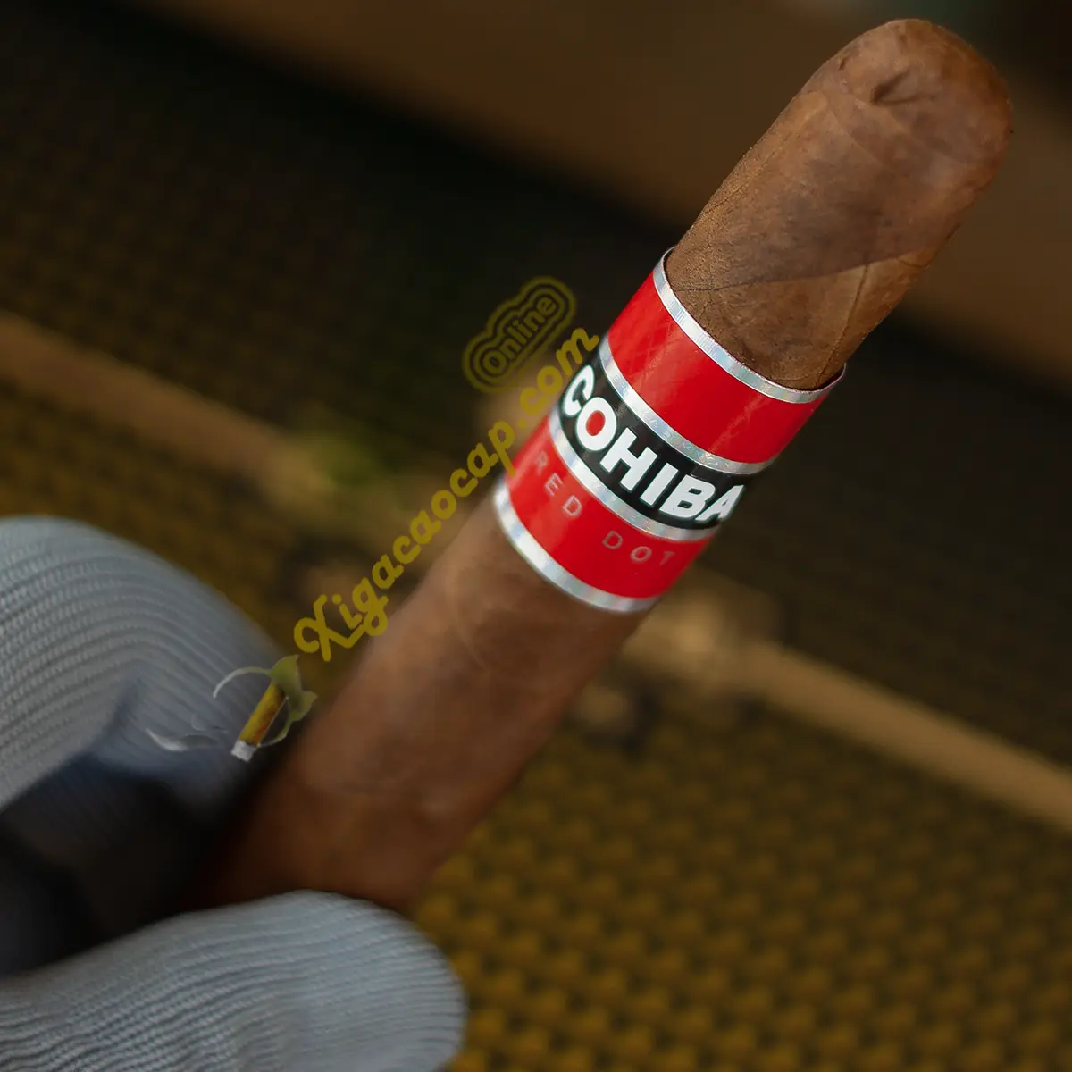 Cận cảnh lớp lá quấn Cameroon toothy và logo xì gà Cohiba Red Dot