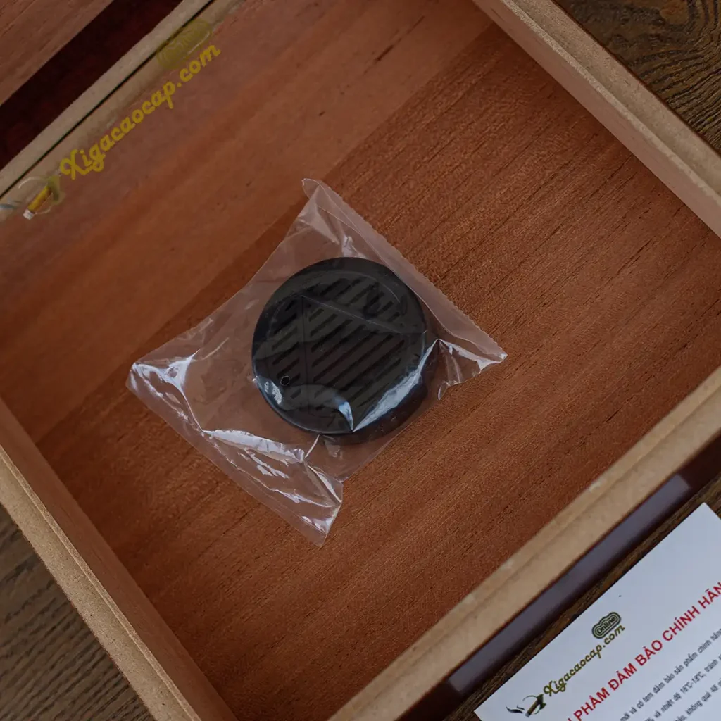 Khay tạo ẩm tròn chuyên dụng đặt trong hộp giữ ẩm xì gà Alec Bradley giúp duy trì độ ẩm chuẩn chính hãng USA