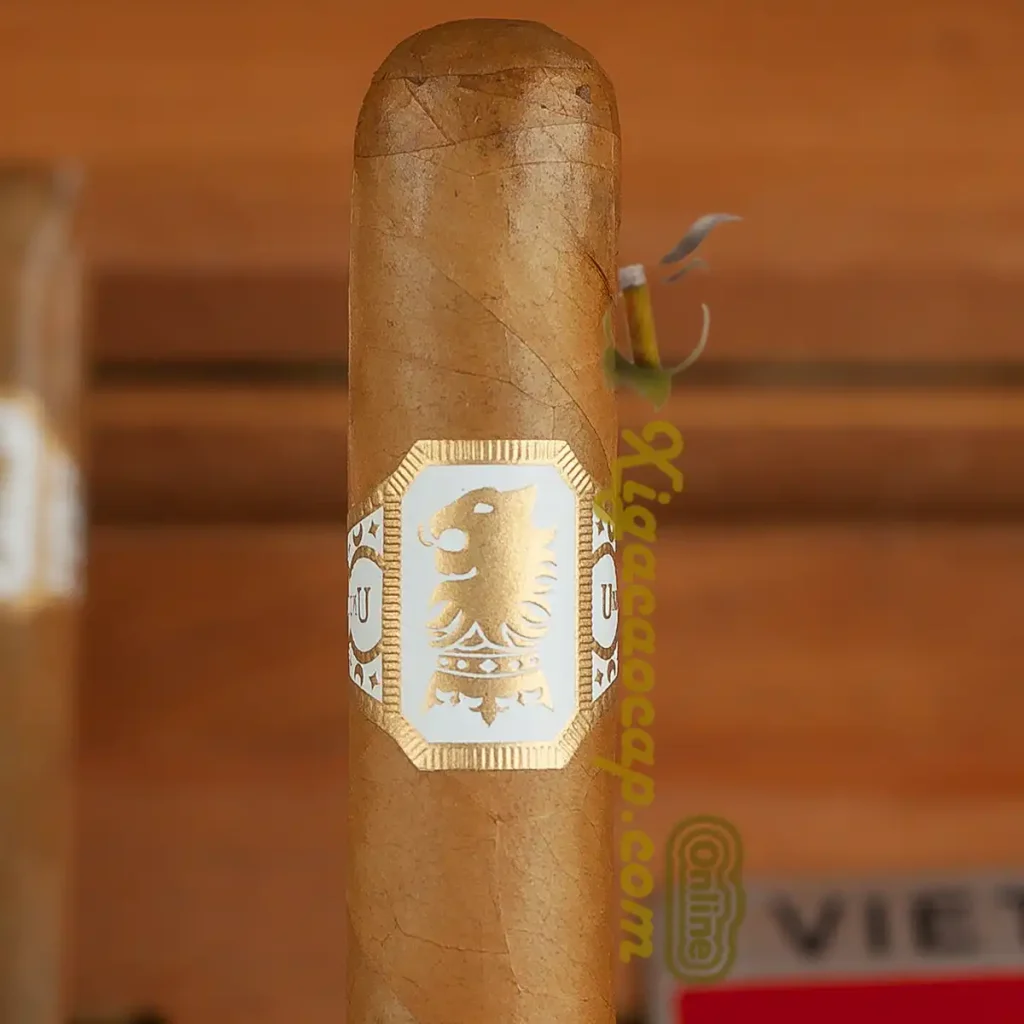 Cận cảnh vòng tem logo mạ vàng thương hiệu Undercrown Shade Drew Estate chính hãng