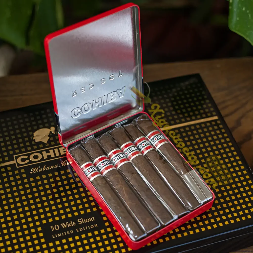 Mở hộp thiếc xì gà Cohiba Red Dot Pequenos với 6 điếu xếp ngay ngắn