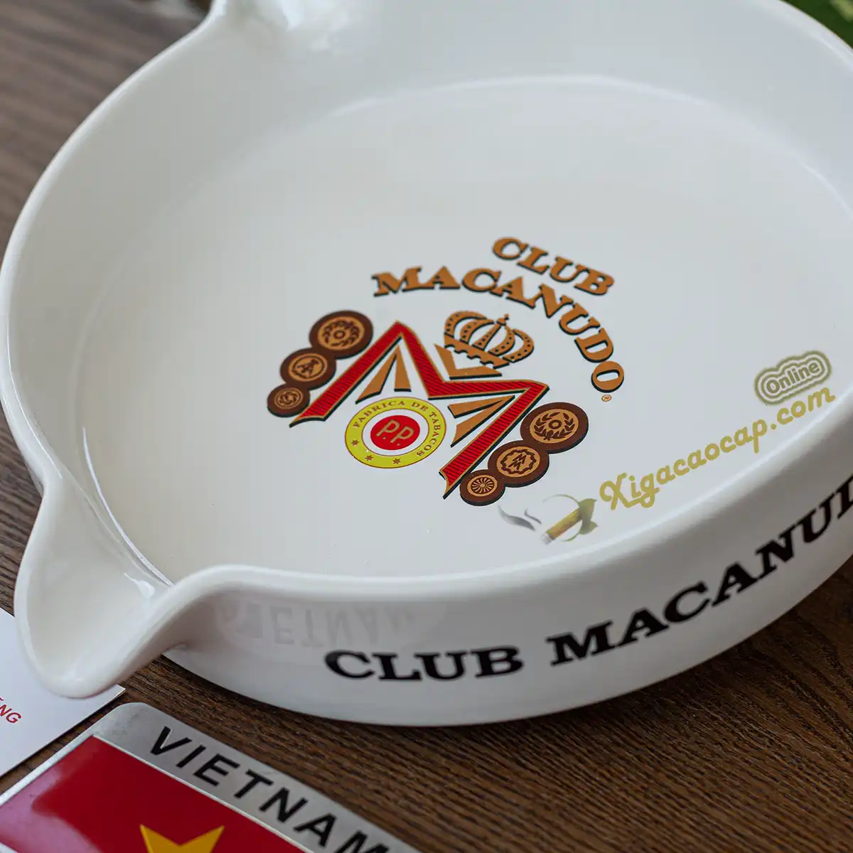 Chi tiet logo Club Macanudo va 3 ranh gac dieu xi ga tren gat tan gom su