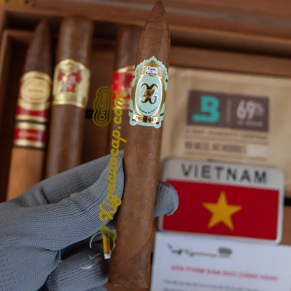 Xì gà Casa de Garcia Nicaraguan Belicoso đầu nhọn trên tay và set 4 điếu
