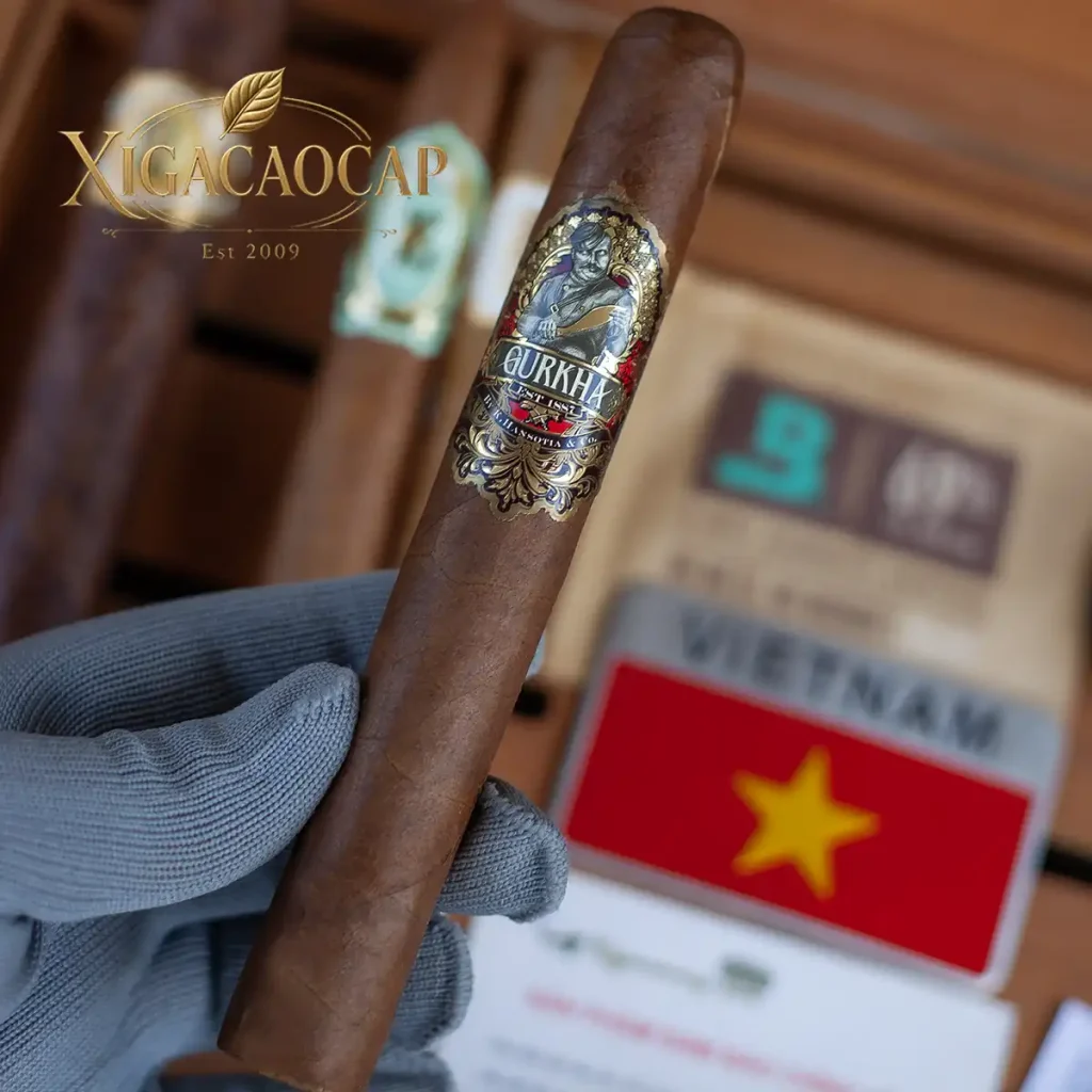 Trên tay điếu xì gà Gurkha 125th Anniversary Toro 6x54 sang trọng đạt nhiều giải thưởng