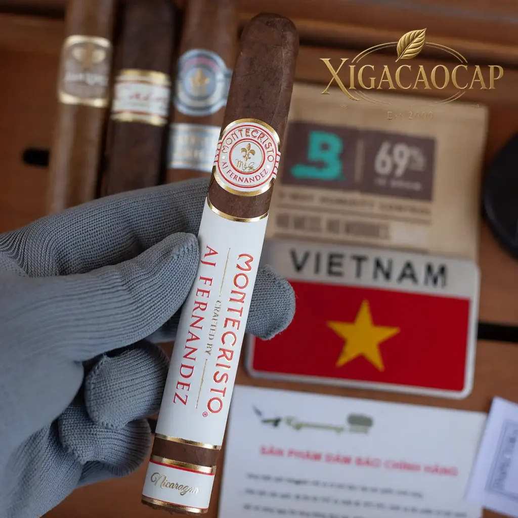 rên tay cigar Montecristo Crafted by AJ Fernandez Toro chuẩn vị Habanos