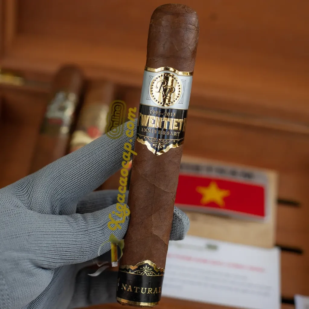 Trải nghiệm xì gà Rocky Patel 20th Anniversary Ring 60 trên tay