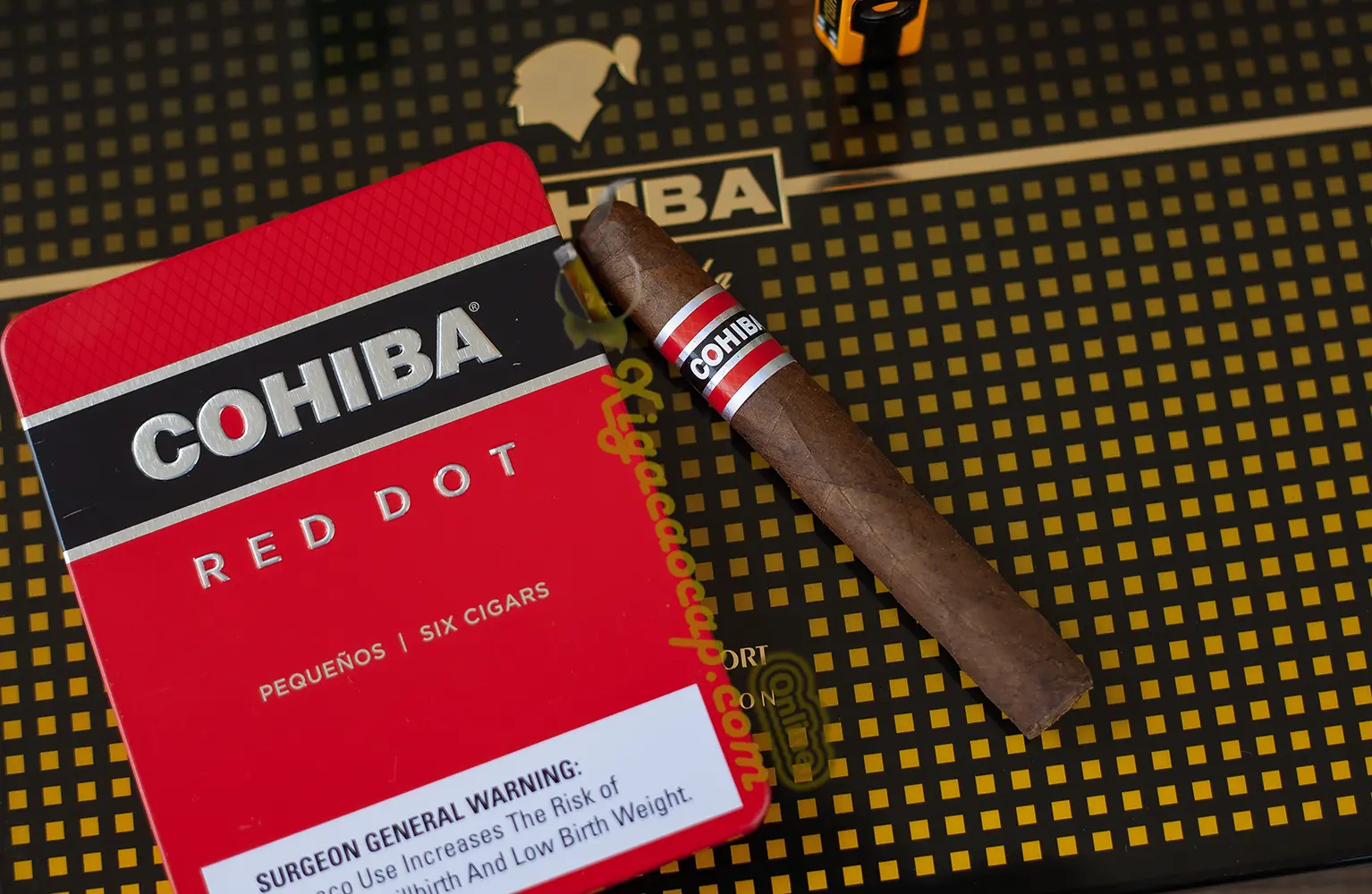 Điếu xì gà Cohiba Red Dot Pequenos đặt cạnh hộp gỗ Cohiba huyền thoại