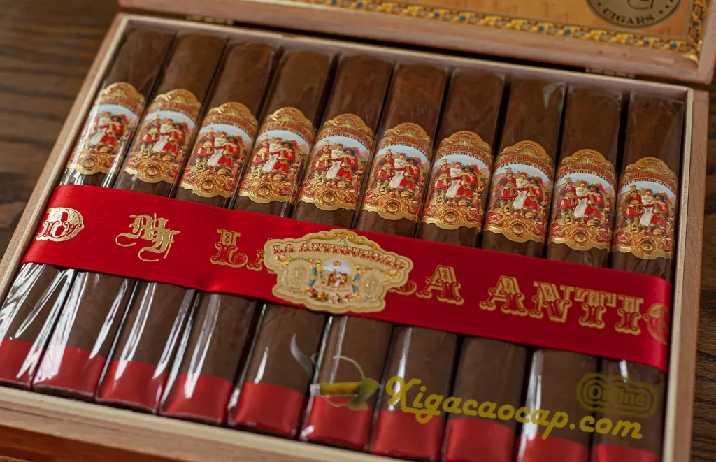 Các điếu xì gà My Father La Antiguedad Super Toro xếp thành hàng ngay ngắn vuông vắn đồng đều bên trong hộp gỗ.
