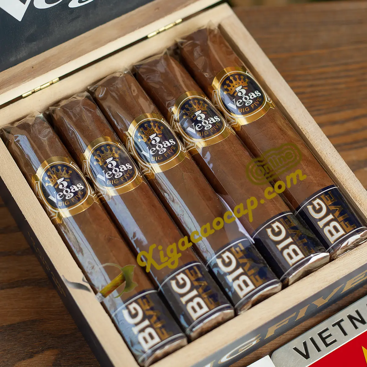 Cận cảnh khay xếp 10 điếu xì gà 5 Vegas Big Five ring 60 bọc celo bảo quản chuẩn