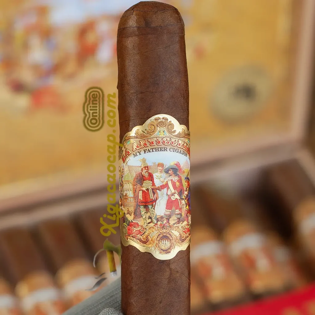 • Cận cảnh chiếc tem quấn cổ điển mạ vàng dập nổi họa tiết tranh thạch bản Cuba thế kỷ mười chín trên điếu xì gà My Father La Antiguedad.