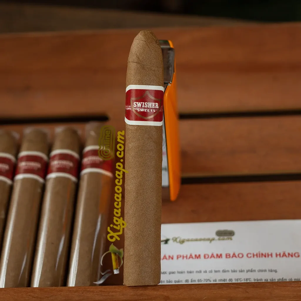 Cận cảnh cấu trúc một điếu xì gà Swisher Sweets Blunt với lớp lá bọc mỏng mịn và đầu điếu cắt sẵn.