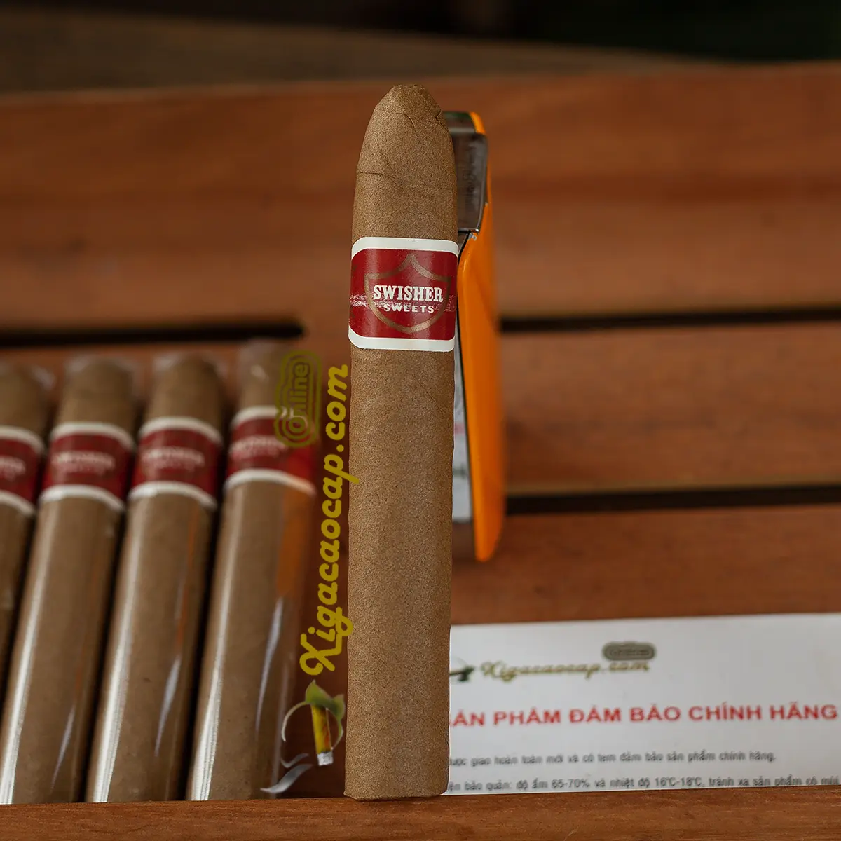 Cận cảnh cấu trúc một điếu xì gà Swisher Sweets Blunt với lớp lá bọc mỏng mịn và đầu điếu cắt sẵn.