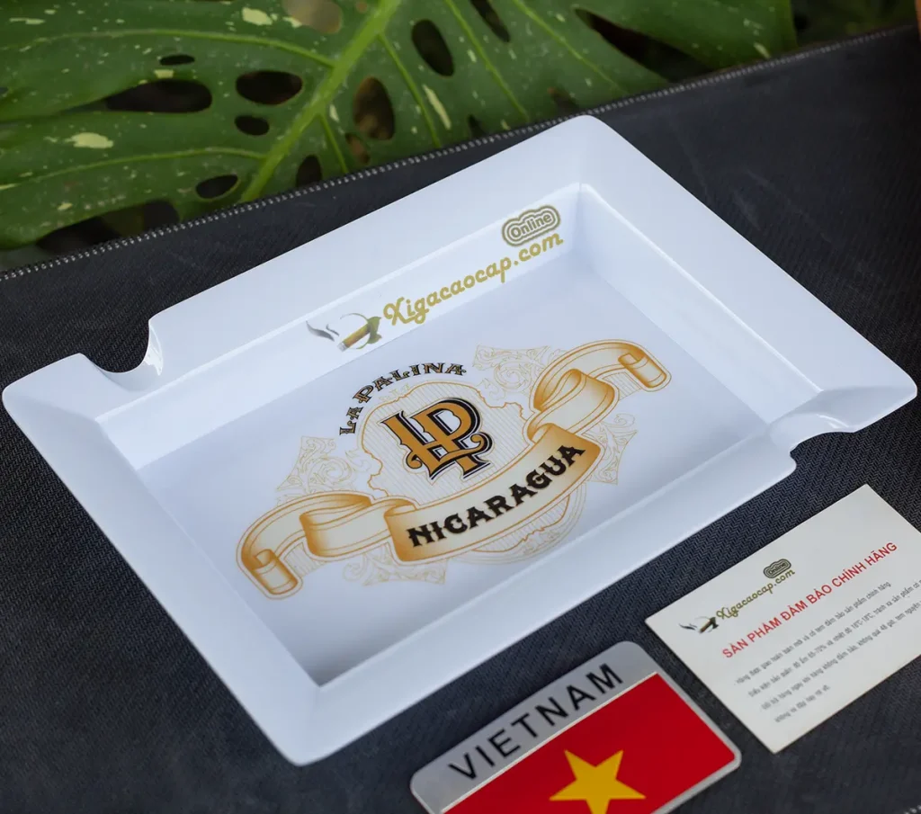 Gạt tàn xì gà La Palina Melamine màu trắng trang trí trên bàn thưởng thức cigar