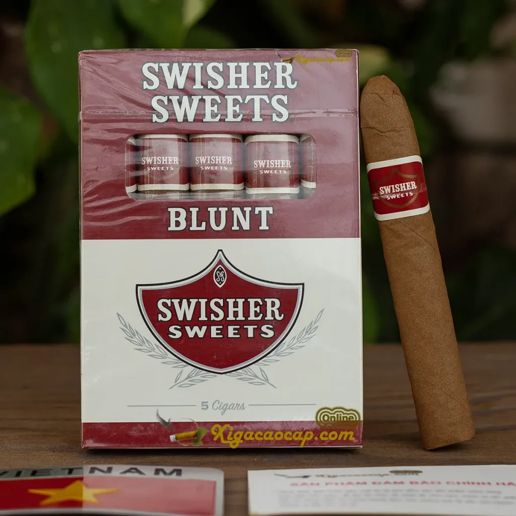 Gói xì gà máy Swisher Sweets Blunts loại năm điếu được đặt cạnh một điếu thuốc lẻ nằm tách rời bên ngoài.