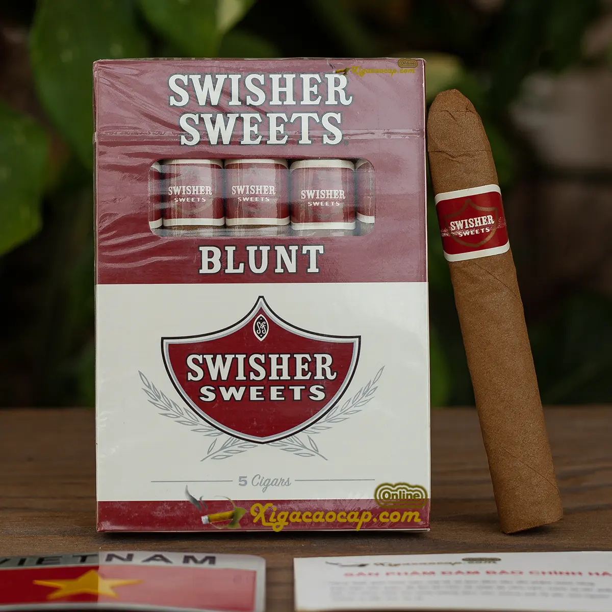 Gói xì gà máy Swisher Sweets Blunts loại năm điếu được đặt cạnh một điếu thuốc lẻ nằm tách rời bên ngoài.