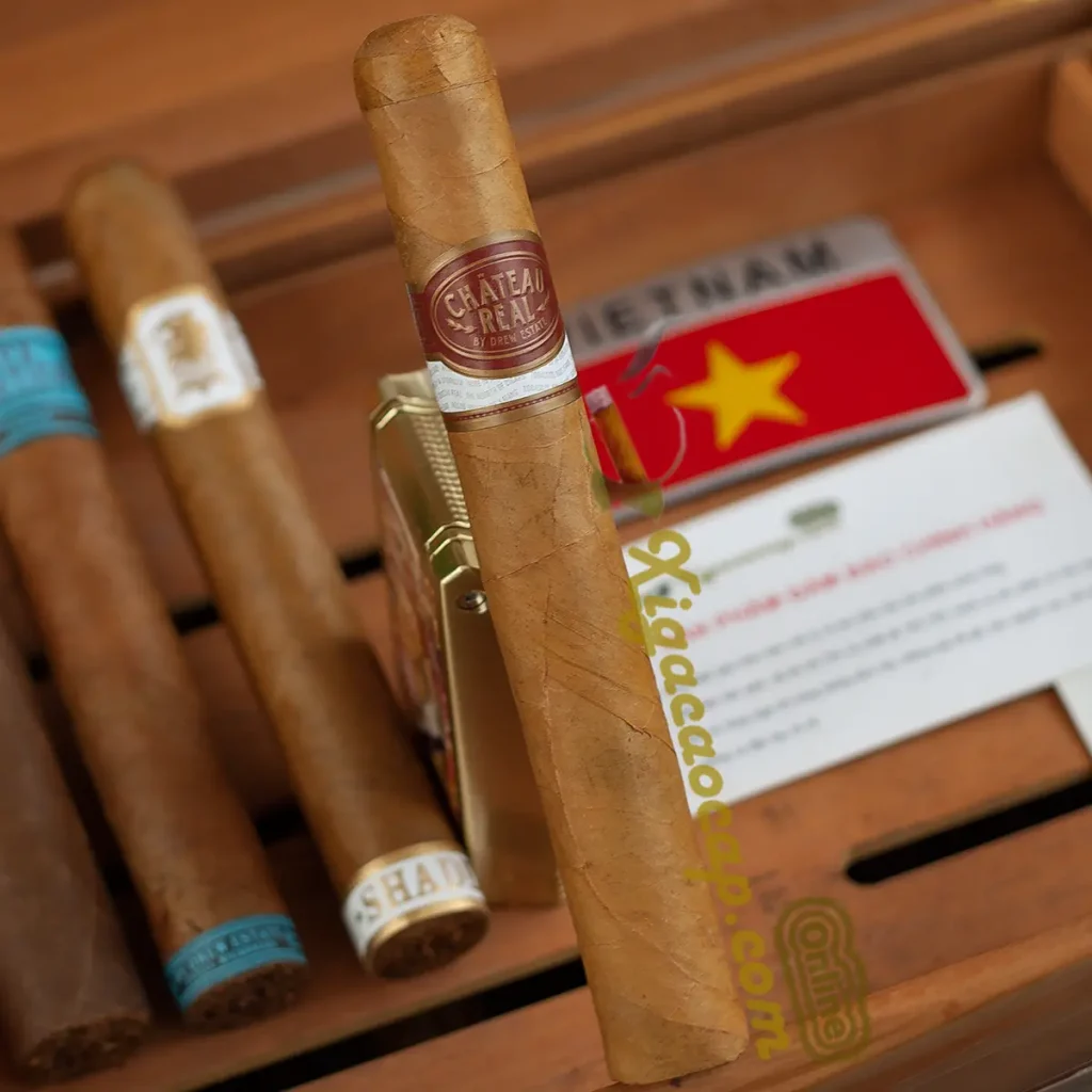 Điếu xì gà Chateau Real Connecticut Shade Toro với lá quấn sáng màu mượt mà