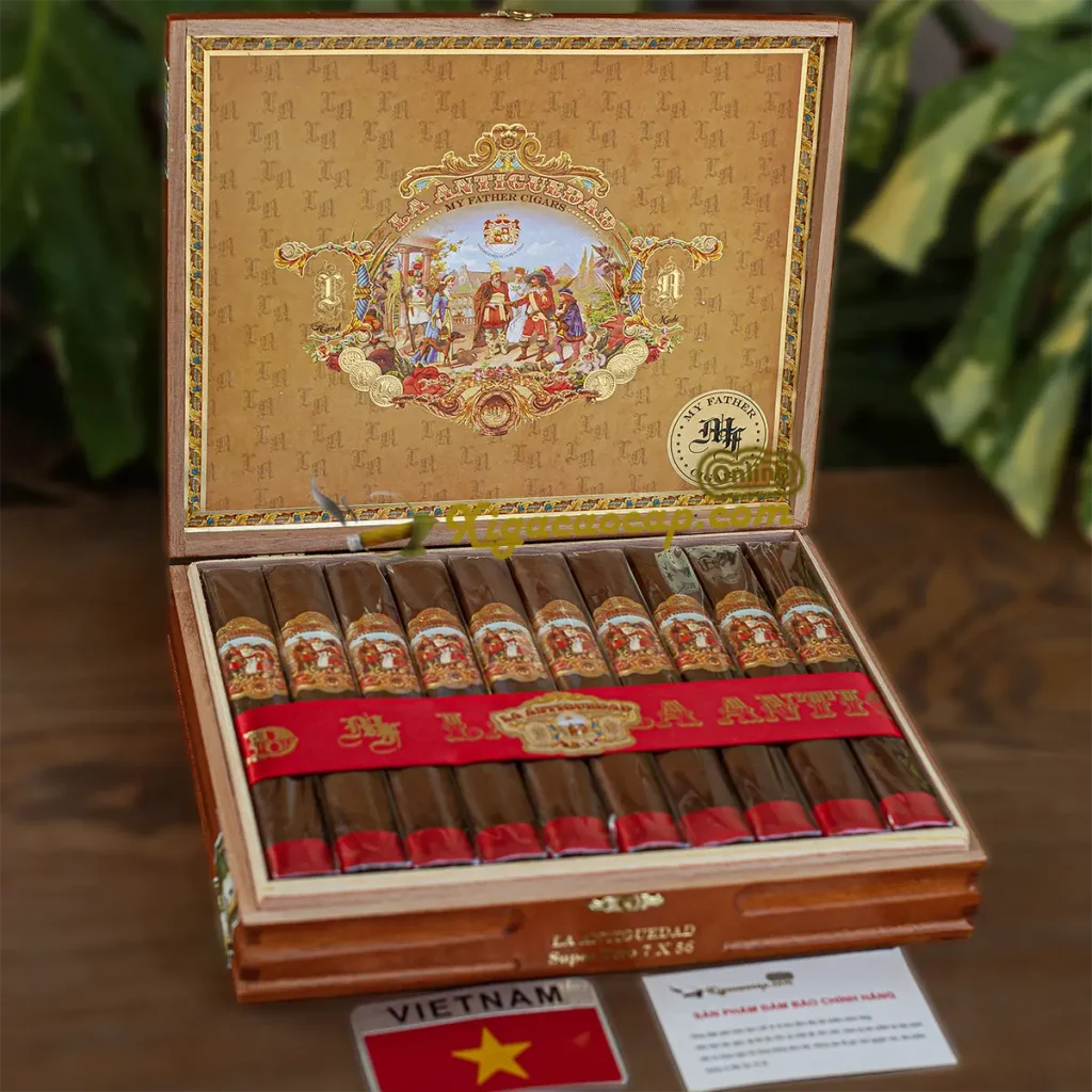 • Hộp xì gà My Father La Antiguedad Super Toro hai mươi điếu mở nắp lộ ra bức tranh nghệ thuật Havana cổ đại.