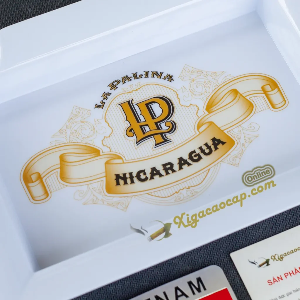 Cận cảnh logo La Palina Nicaragua mạ vàng trên gạt tàn Melamine trắng