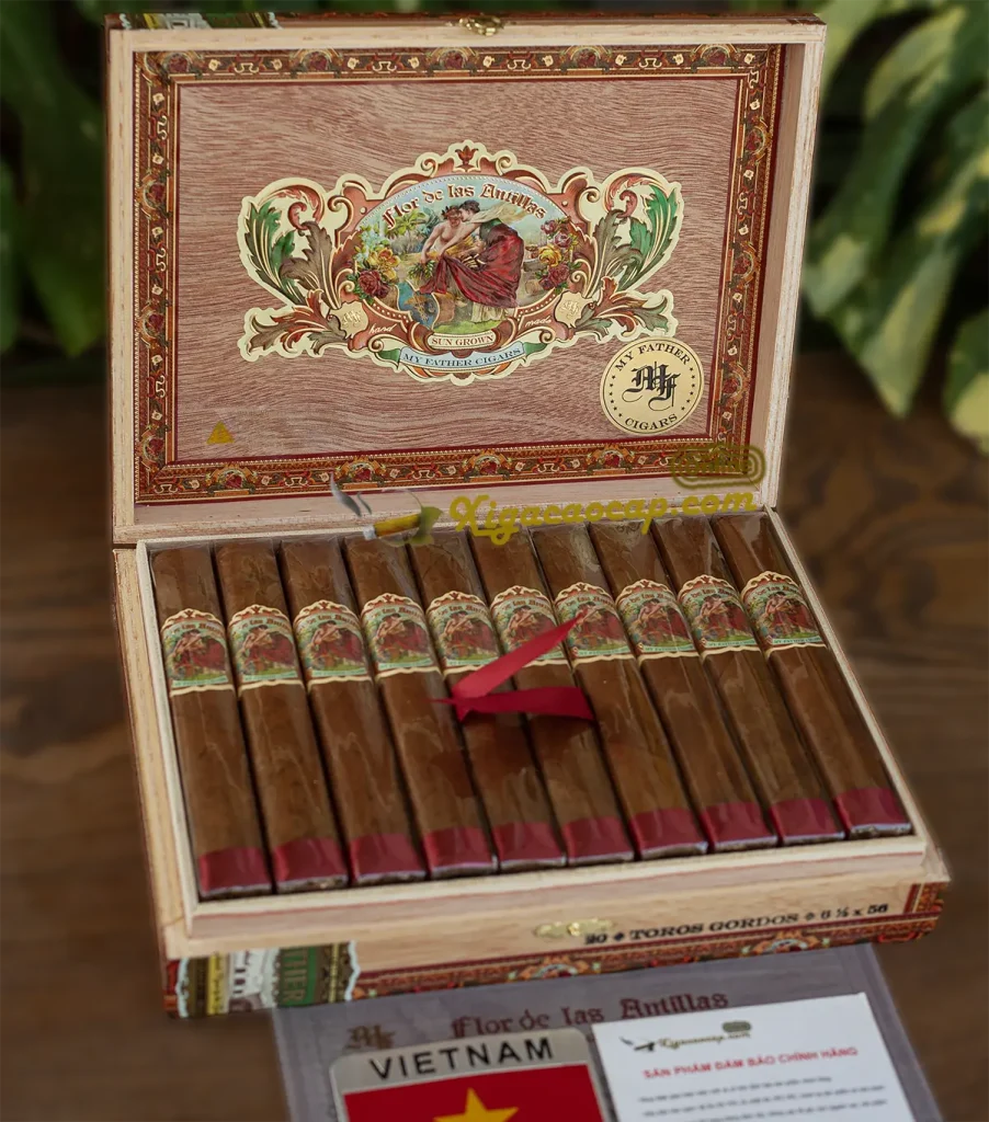 Hộp gỗ mở chứa hai mươi điếu xì gà My Father Flor de Las Antillas Toro Gordo xếp ngay ngắn tinh xảo.