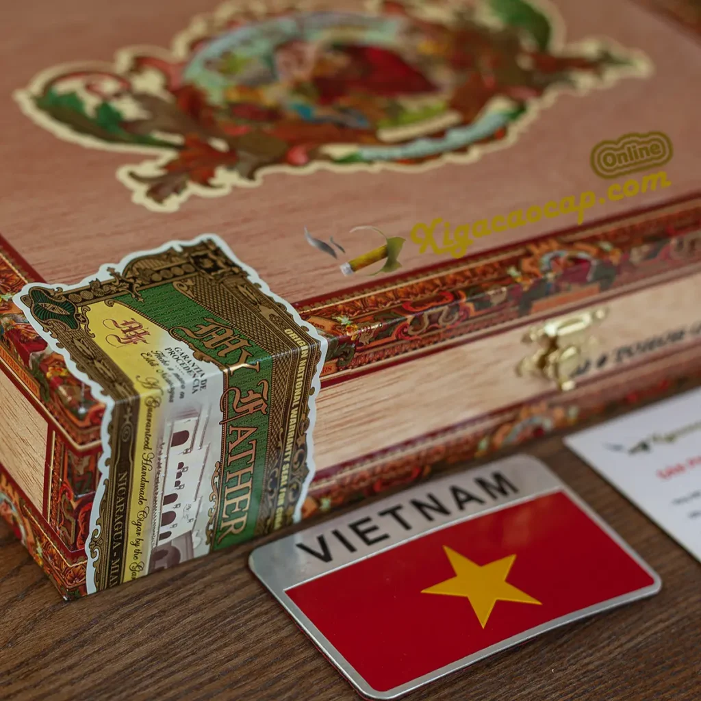 Cận cảnh tem nhãn chống giả và logo thương hiệu My Father Cigars in dập nổi sắc nét trên bề mặt hộp gỗ.