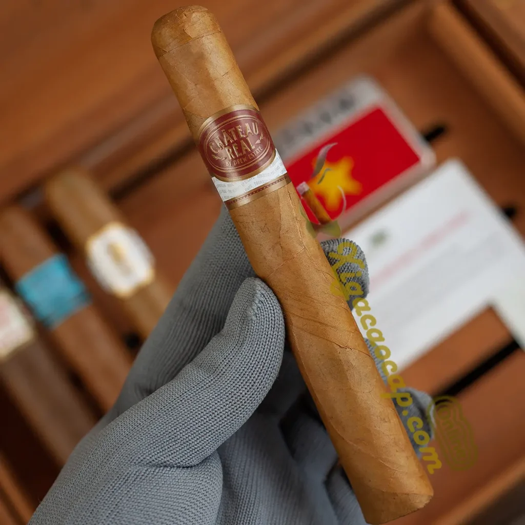 Hình ảnh thực tế trên tay điếu xì gà Chateau Real Connecticut Shade Toro
