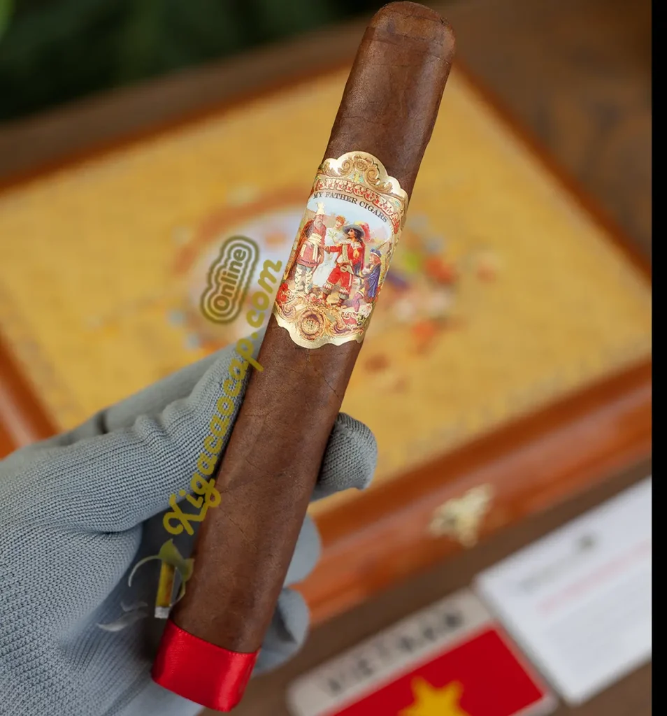 Người chơi khói cầm trên tay điếu xì gà My Father La Antiguedad Super Toro dáng ép vuông bề thế lịch lãm.