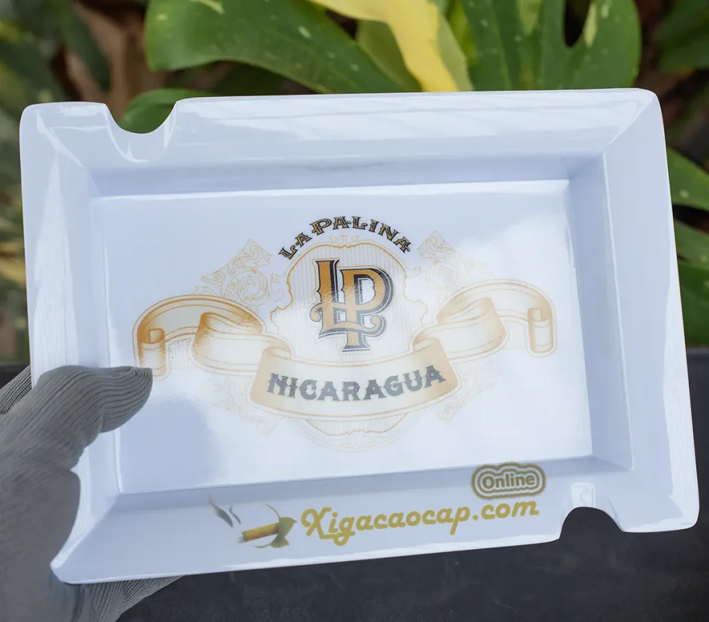 Cầm trên tay khay gạt tàn cigar La Palina Melamine màu trắng nhỏ gọn