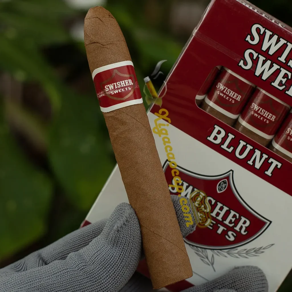 Trải nghiệm cầm thực tế điếu xì gà sữa Swisher Sweets Blunt nhỏ gọn mang lại làn khói mượt mà.