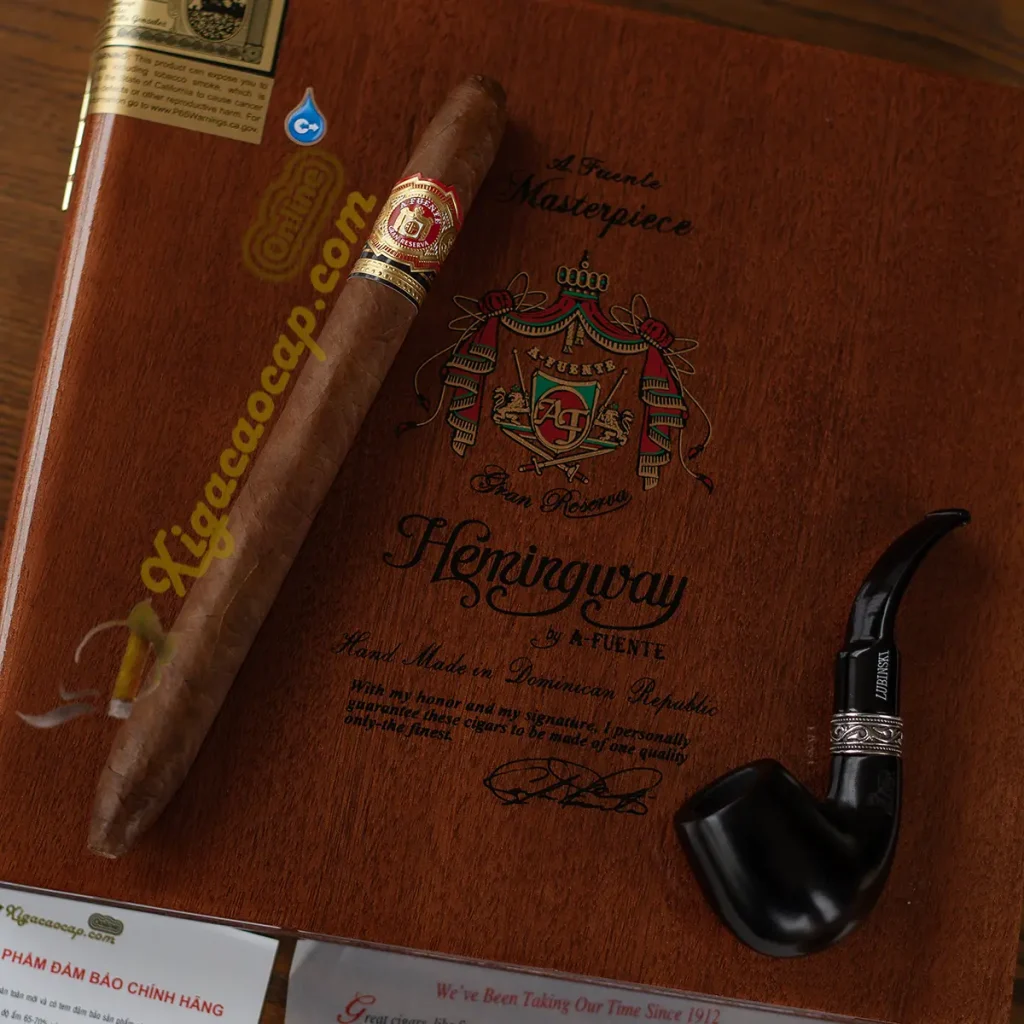 Điếu xì gà Arturo Fuente Hemingway Masterpiece đặt trên mặt hộp gỗ cao cấp bảo quản chuẩn